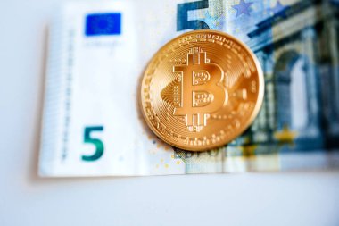 London, Büyük Britanya - 30 Mart 2014: altın Bitcoin beş euro para birimi Not - tilt-shift objektif sığ odak için kullanılan tarih