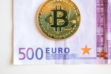 London, Büyük Britanya - 30 Mart 2014: altın Bitcoin beş yüz euro para birimi Not - doğrudan görünümünün üst üzerinde