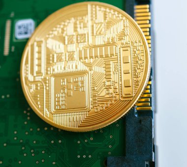 London, Büyük Britanya - 30 Haziran 2014: makro detayını Hdd sabit disk sürücüsü bağlantı sata 6 üzerinde altın bitcoin