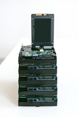Birden fazla Hdd sabit disk sürücüleriyle modern hızlı Sata Ssd katı hal sürücü yığınını dikey olarak konulmak onları