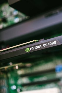 London, Büyük Britanya - 30 Haziran 2014: veri analizi, video işleme Vr ve Ar 360 yeni güçlü Gpu için iş istasyonu - Nvidia Quadro Gpu kullanılır
