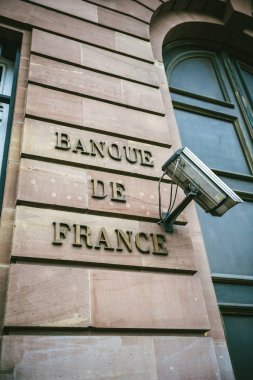 Strasbourg, Fransa - 28 Aralık 2012: Banque de France işareti Cctv güvenlik kamerası ile binanın cephesinde