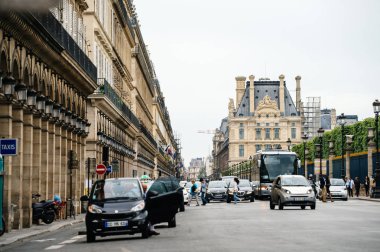 Paris, Fransa - 21 Mayıs 2016: Rue de Rivoli'ye Paris'in merkezindeki Louvre Müzesi ve turistler ve yayalar karşıdan karşıya - perspektif görünüm geçerken kalabalık ile