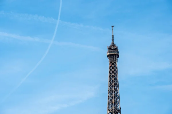 Detail Des Eiffelturms Vor Blauem Himmel Mit Flugzeugspuren Klaren Himmel — Stockfoto
