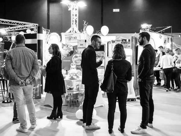 Exposición de bodas Paris 2018 negociación pareja — Foto de Stock