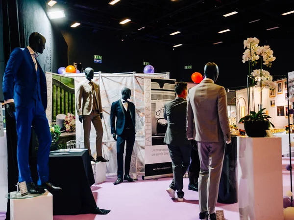 Exposição de casamento Paris 2018 trajes masculinos à venda — Fotografia de Stock