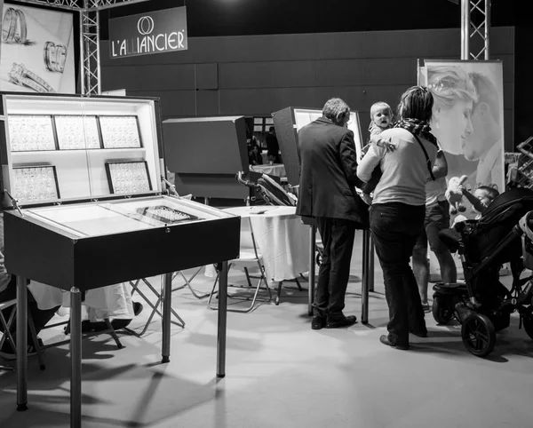 Exposición de bodas Paris 2018 joyería stand couple —  Fotos de Stock