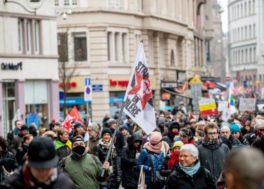 Reformlar Macron Fransız hükümet dize karşı protesto