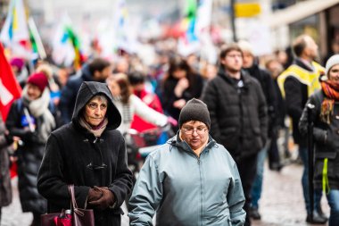 Reformlar senio Macron Fransız hükümet dize karşı protesto