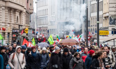 Reformlar duman Macron Fransız hükümet dize karşı protesto