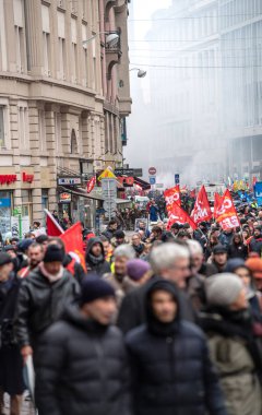 Reformlar Macron Fransız hükümet dize karşı protesto