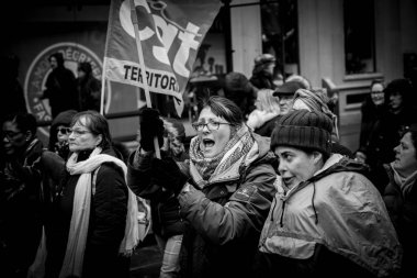 Yetişkin kadın yeling Macron Fransız hükümet s karşı protesto