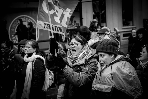 Dospělé ženy yeling na protest proti francouzské vládě s pomlčkou nad — Stock fotografie