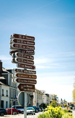 Birden çok otel ve restoranlar yön işaretleri Amboise içinde