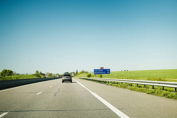 Vista traseira do carro na estrada francesa — Fotografia de Stock