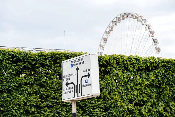 Street sign and Grande Roue de Paris — Stock Photo, Image