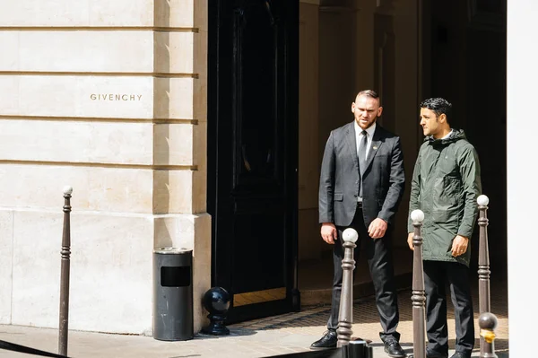 Security guards at the entrance of Givenchy store — Stock Photo, Image