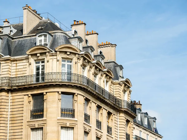 Typical Parisian architecture house building apartment — Stock Photo, Image
