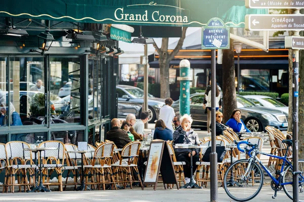 Människor som äter i Grand Corona restaurang Paris — Stockfoto