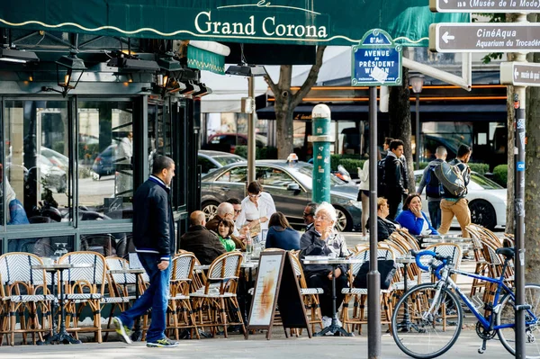 巴黎大日冕餐厅用餐的人 — 图库照片
