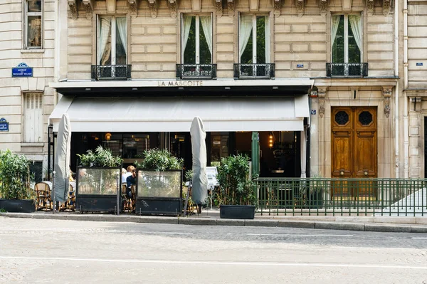 People eating in La Mascotte restaurant — Stock Photo, Image