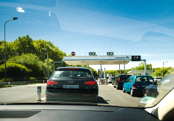 Car entering toll booth in France — Stock Photo, Image