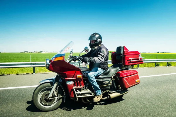 Motorcyclist driving Honda Goldwing GL100 fast on highway — Stock Photo, Image