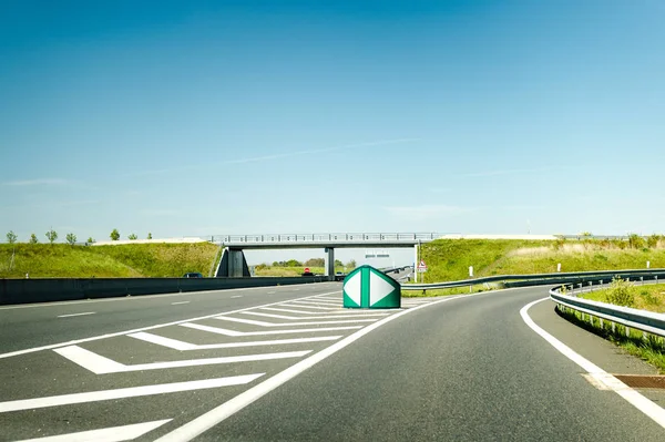 Salida de la autopista - cielo azul claro — Foto de Stock