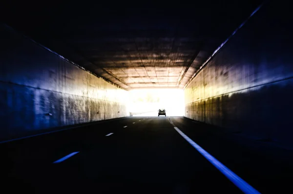 터널 라이트를이 터널의 끝에 종료 하는 자동차 — 스톡 사진