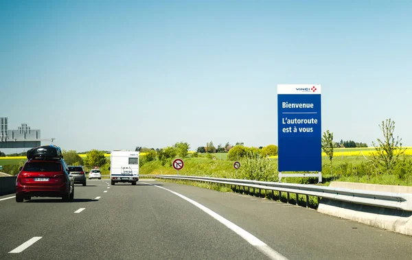 Γαλλικό αυτοκινητόδρομο με Vinci σήμανσης αυτοκίνητα οδήγηση — Φωτογραφία Αρχείου