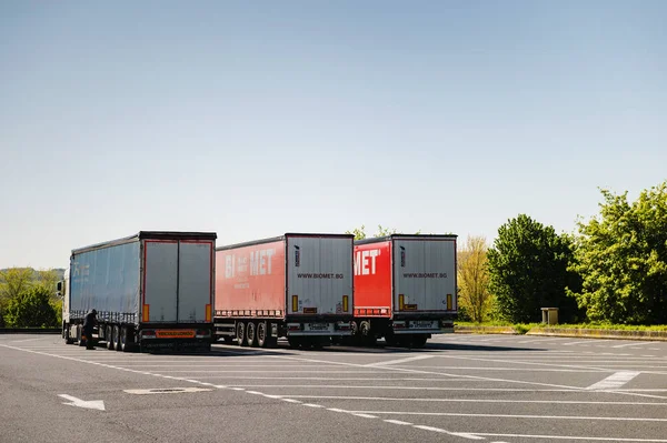 Três caminhões estacionados na área de estacionamento da estrada local de descanso — Fotografia de Stock