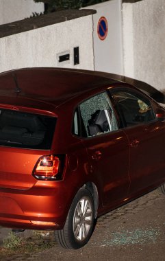Araba gece hırsızlık sırasında tahrip penceresiyle