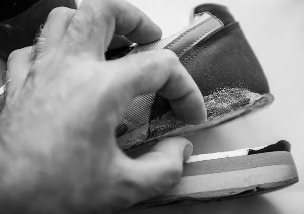 Сломанная подошва на спортивной повседневной обуви носить черно-белый — стоковое фото