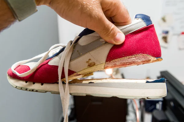 毎日のスポーツの靴の唯一の壊れた着る側ビュー — ストック写真
