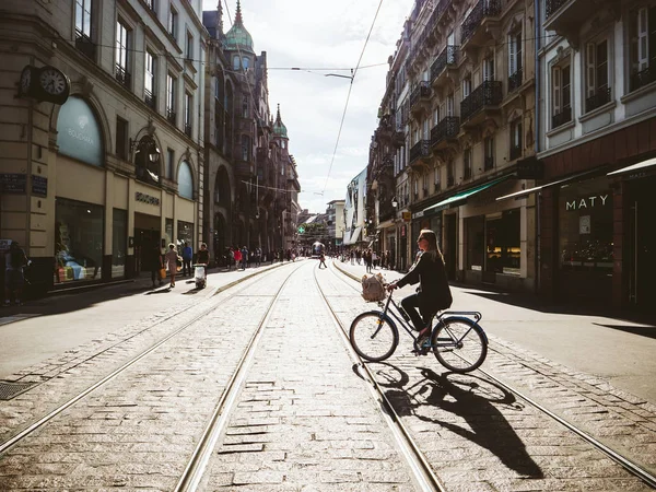 Mujer francesa viajando en bicicleta en el centro de la ciudad francesa —  Fotos de Stock
