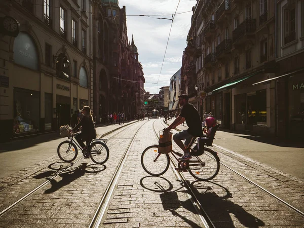 Велосипедисти у Страсбурзі Франції вулиці безпеки транспорту — стокове фото