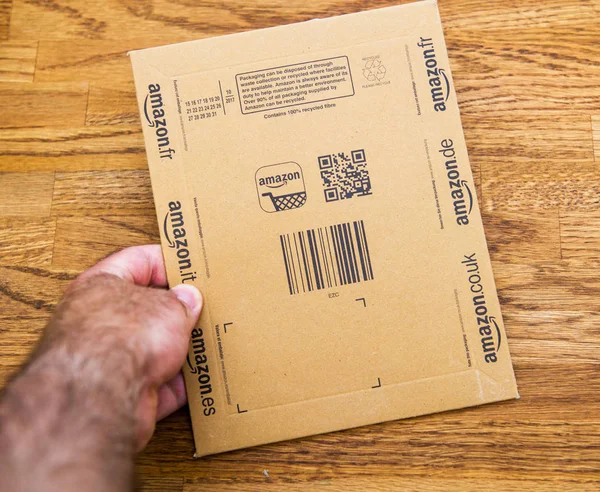 POV di paket pengiriman kardus Amazon — Stok Foto