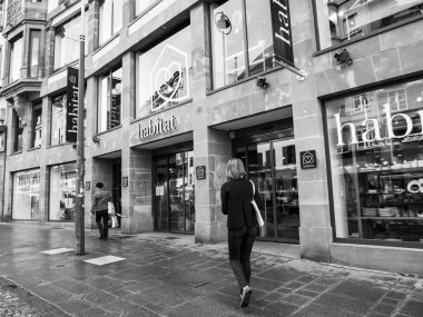 Kadın yaşam alanı Mobilya Mağazası girer