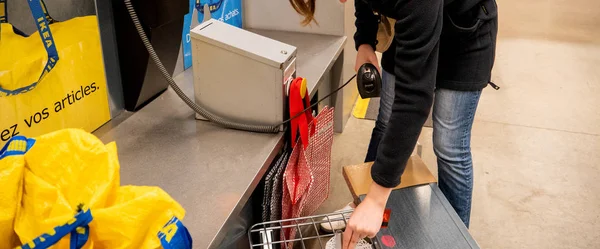 Mujer escaneando productos en la tienda IKEA — Foto de Stock