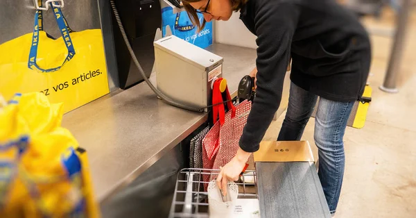 IKEA Alışveriş Mağazası, ürünler için tarama kadın — Stok fotoğraf