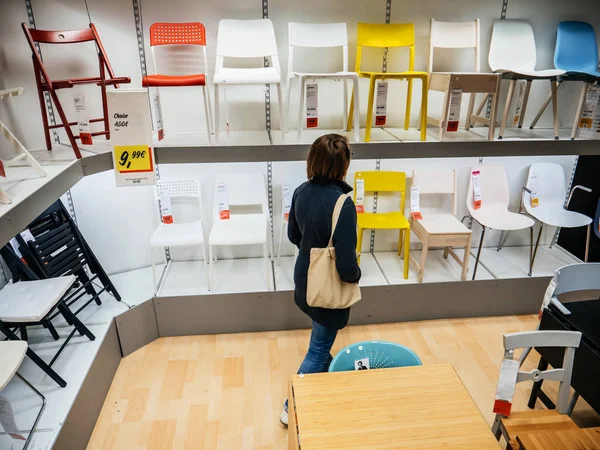 Женщина покупает стулья IKEA - вид сверху — стоковое фото