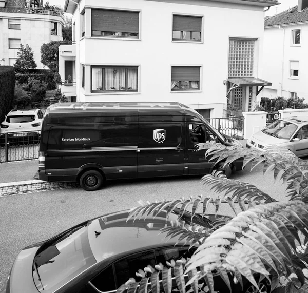 Lieferwagen auf der Straße geparkt ups schnelle Lieferung weltweit — Stockfoto