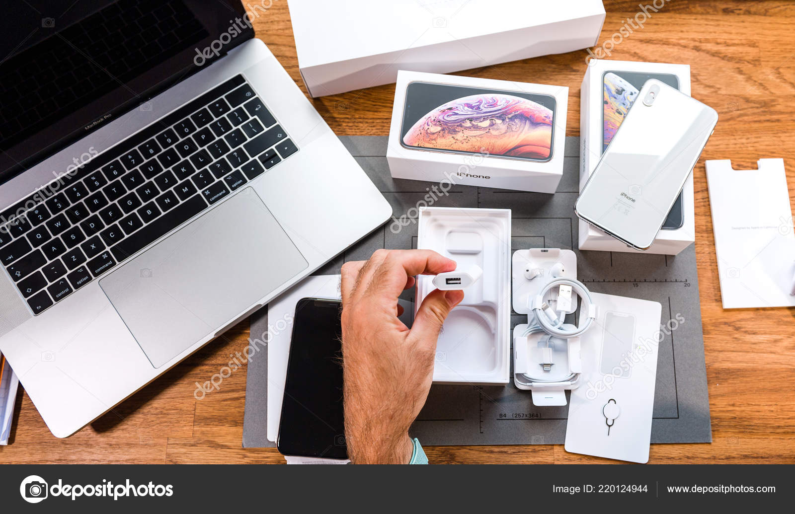 Мужчина Отцепил IPhone Xs От Apple – Стоковое Редакционное Фото.