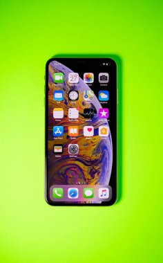 Apple iphone Xs Max canlı yeşil arka plana karşı