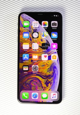 Yeni iphone Xs izole şerit arka plan