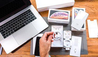 Adam unboxing nuew Apple bilgisayardan Iphone Xs