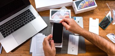 Adam unboxing yeni iphone altın Xs