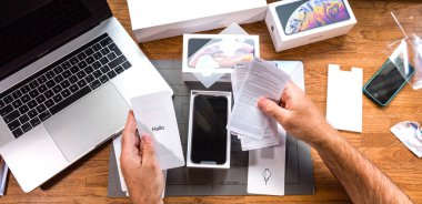 Adam unboxing iphone Xs Ofis masaları