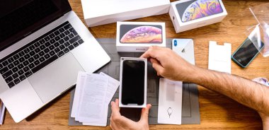 Adam unboxing iphone Xs Max ekranın hayran Xr