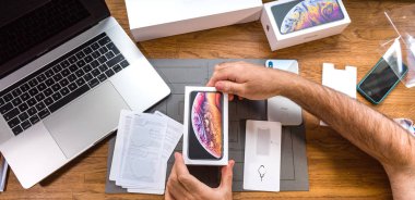 Adam unboxing iphone Xs Max Xr Apple Watch